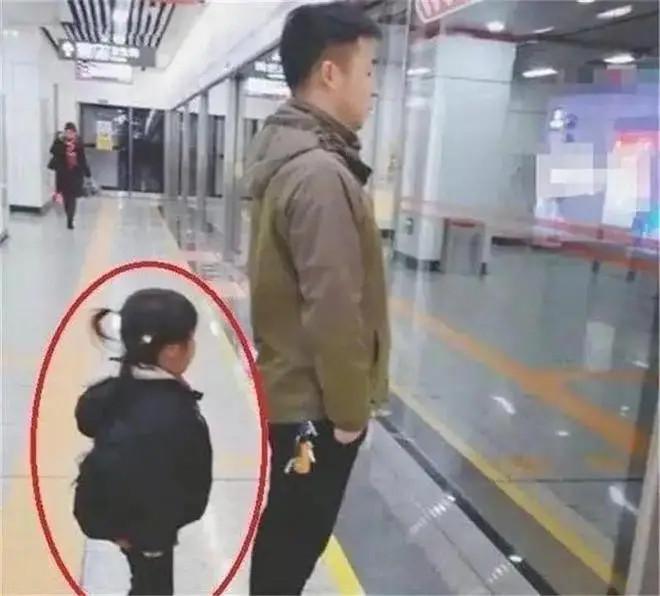 Bức ảnh giàu có ở tàu điện ngầm gây sốt mạng xã hội-1