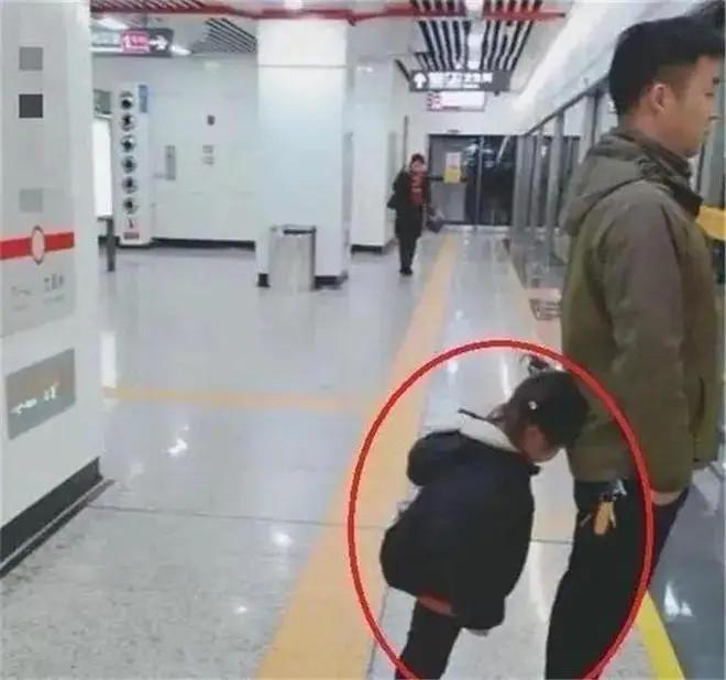 Bức ảnh giàu có ở tàu điện ngầm gây sốt mạng xã hội-2