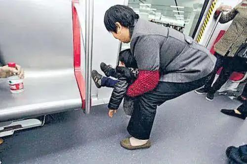 Bức ảnh giàu có ở tàu điện ngầm gây sốt mạng xã hội-3