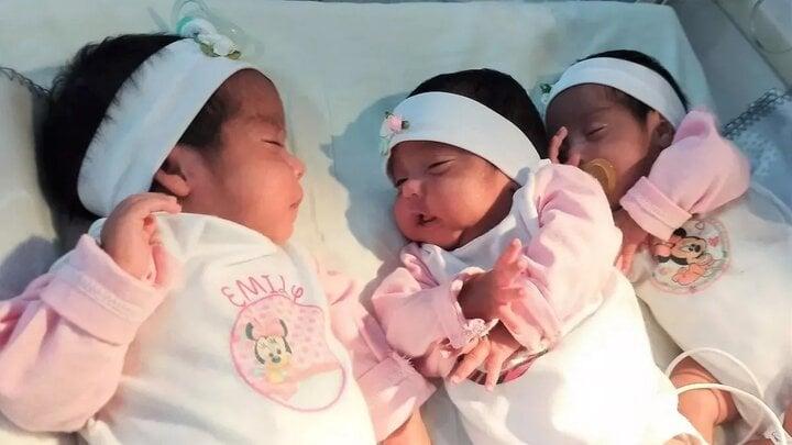 Ca sinh ba siêu hiếm: Mẹ mang thai tự nhiên, sinh 3 bé gái giống hệt nhau-1