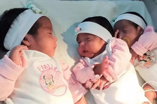 Ca sinh ba siêu hiếm: Mẹ mang thai tự nhiên, sinh 3 bé gái giống hệt nhau