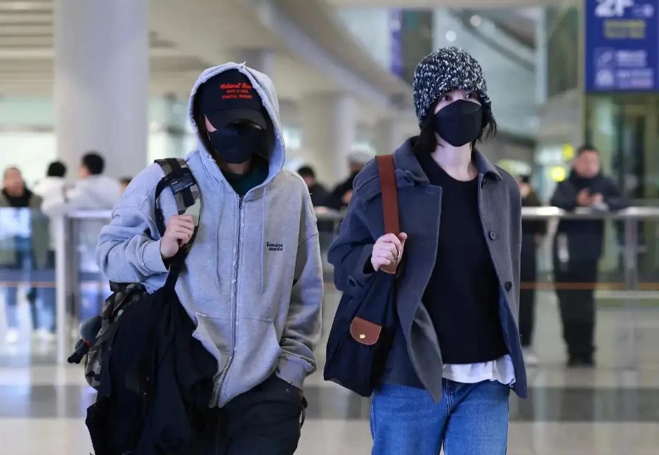 Tạ Đình Phong và Vương Phi xuất hiện cùng nhau ở sân bay, tình tứ ra sao mà gây bão mạng xã hội?-1