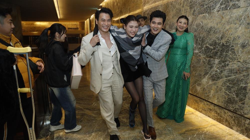 Thúy Diễm được bạn diễn bế bồng do chấn thương-1