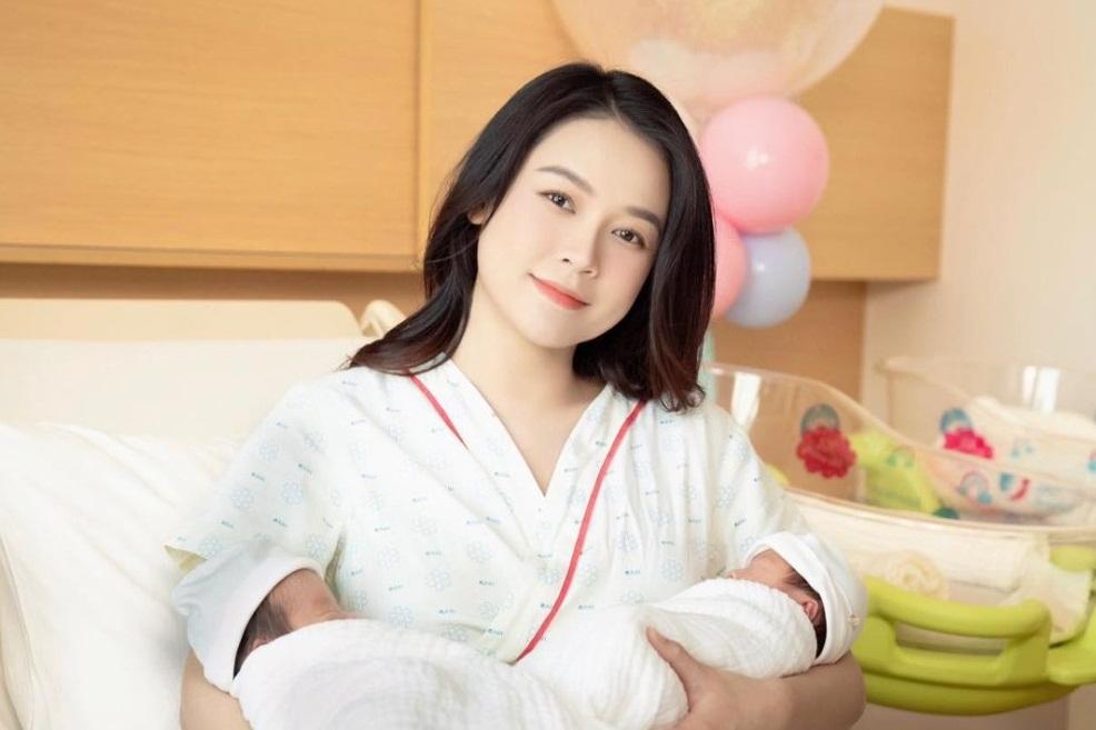 Người thân tiết lộ giới tính cặp song sinh nhà Sam, đặc biệt có 1 bé chào đời nguyên bọc điều-5