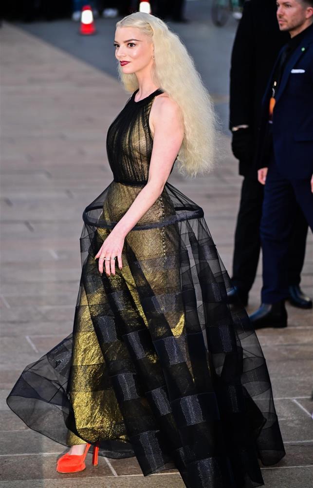 Bức ảnh vòng eo nhỏ siêu thực gây tranh cãi-3