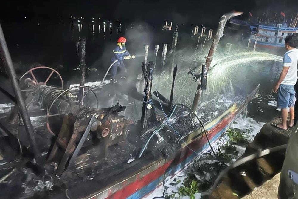 Hai tàu cá bốc cháy ngùn ngụt lúc rạng sáng-2