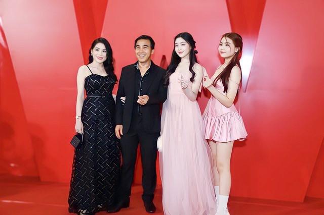 Lọ Lem nhà MC Quyền Linh gây sốt khi khoe loạt đồ hiệu đắt đỏ-4