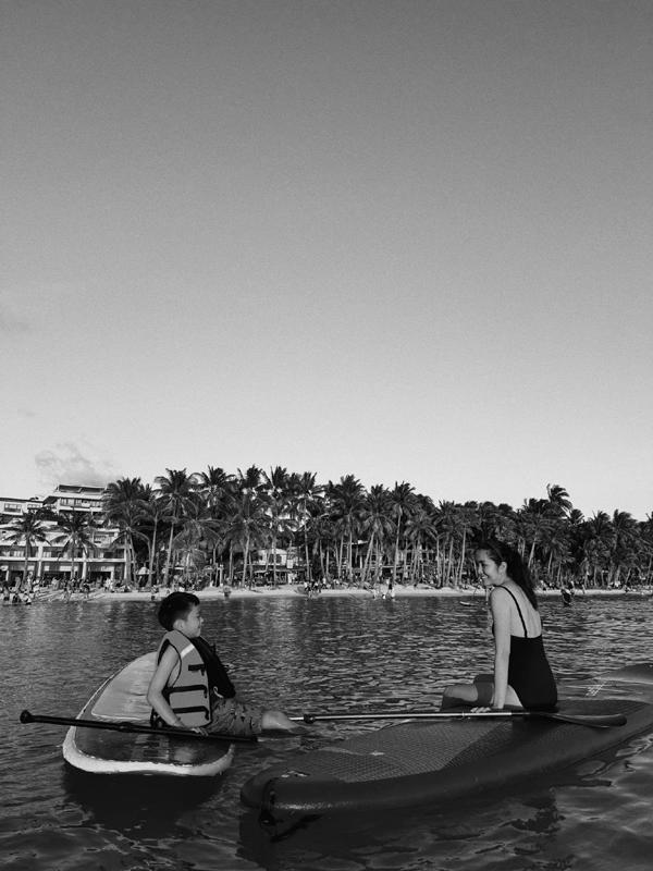 Tăng Thanh Hà khoe ảnh đi chơi cùng con trai, fan lại xuýt xoa vóc dáng thon gọn gợi cảm-1