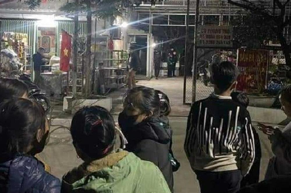 Cầm dao đâm tử vong người đàn ông ngồi ăn cơm cùng vợ cũ-1