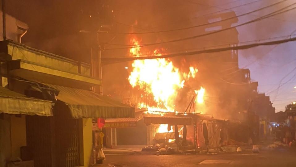 TP.HCM: Cháy lớn ở chợ Hiệp Tân thiêu rụi ba ki ốt và nhà dân-1