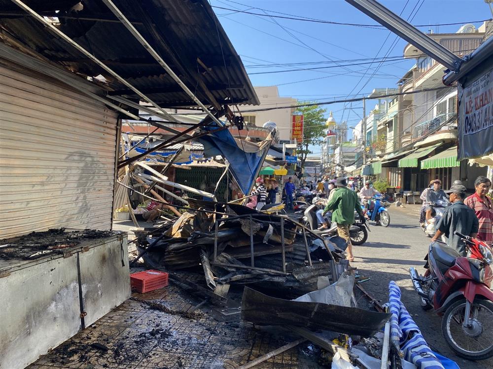 TP.HCM: Cháy lớn ở chợ Hiệp Tân thiêu rụi ba ki ốt và nhà dân-2