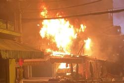TP.HCM: Cháy lớn ở chợ Hiệp Tân thiêu rụi ba ki ốt và nhà dân