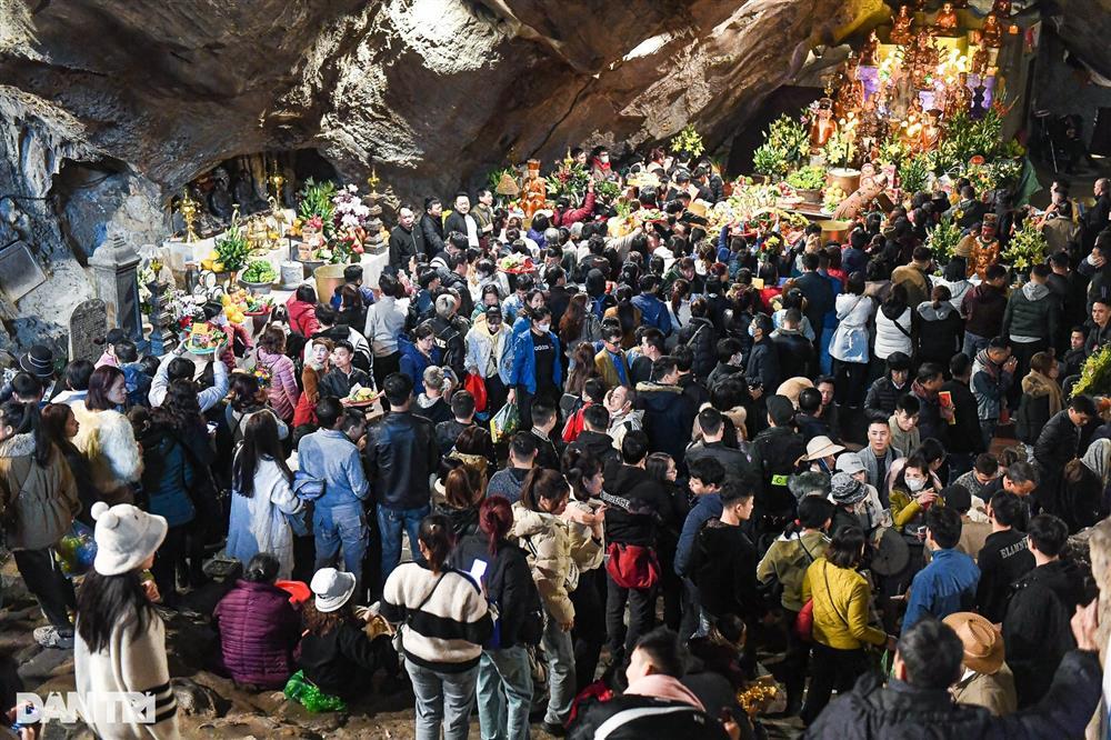 Thực hư thông tin chùa Hương vắng nhất lịch sử, lái đò xếp hàng chờ-7