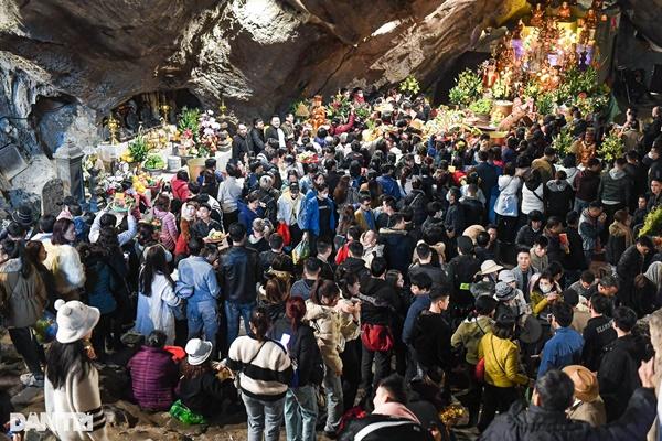 Chùa Hương tăng giá vé, khách phàn nàn có tiền triệu mới dám đi lễ chùa-9