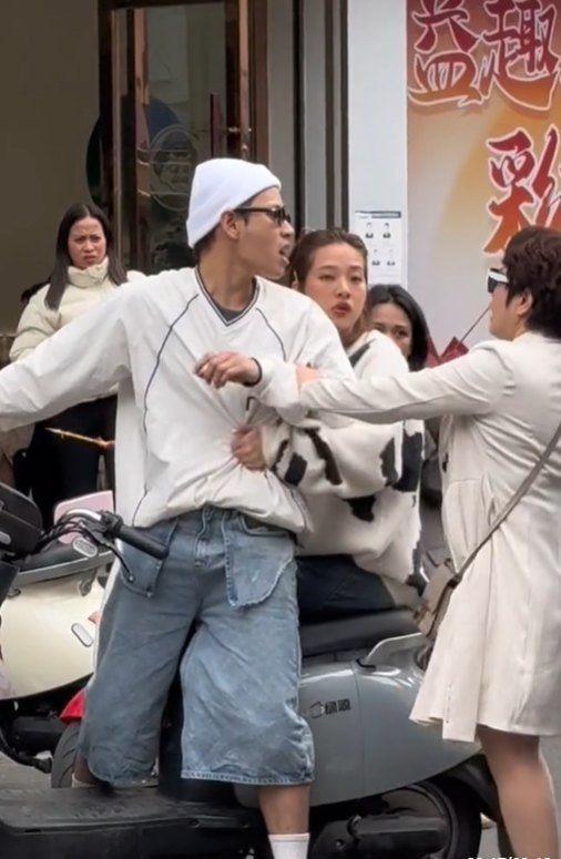 Xôn xao video vợ chồng ca sĩ Jaykii tranh cãi với người bán hàng ở Trung Quốc-1