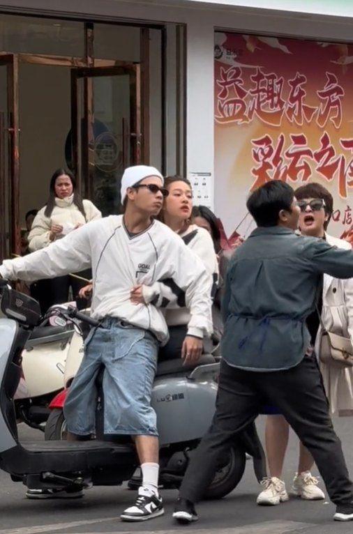 Xôn xao video vợ chồng ca sĩ Jaykii tranh cãi với người bán hàng ở Trung Quốc-2