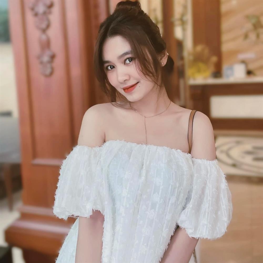 Vợ trung vệ Huỳnh Tấn Sinh: Xinh như hot girl, là nhân viên văn phòng-1