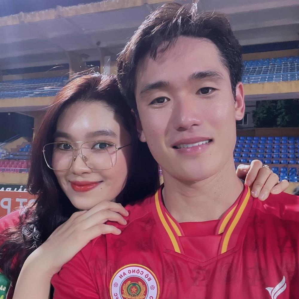 Vợ trung vệ Huỳnh Tấn Sinh: Xinh như hot girl, là nhân viên văn phòng-2