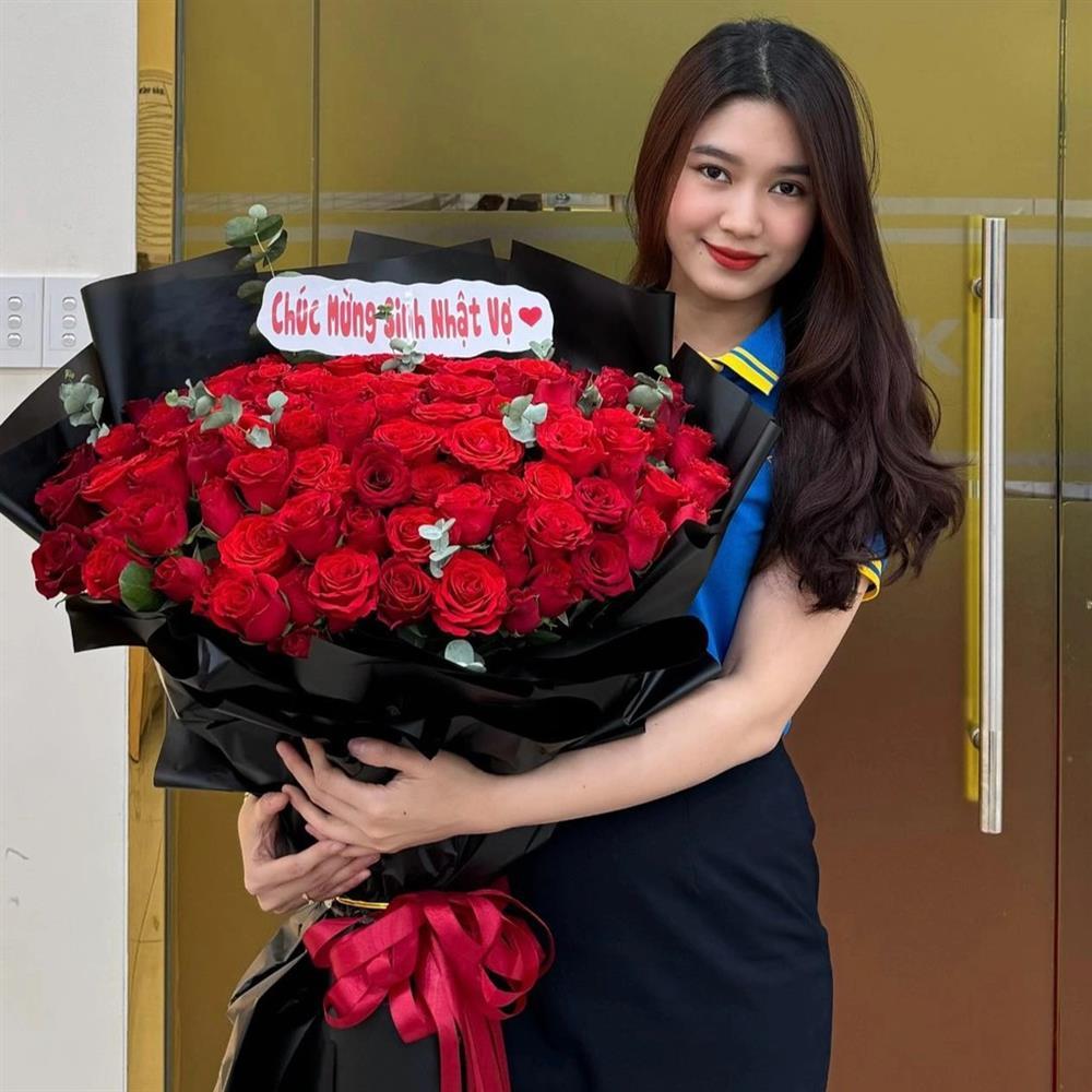 Vợ trung vệ Huỳnh Tấn Sinh: Xinh như hot girl, là nhân viên văn phòng-3