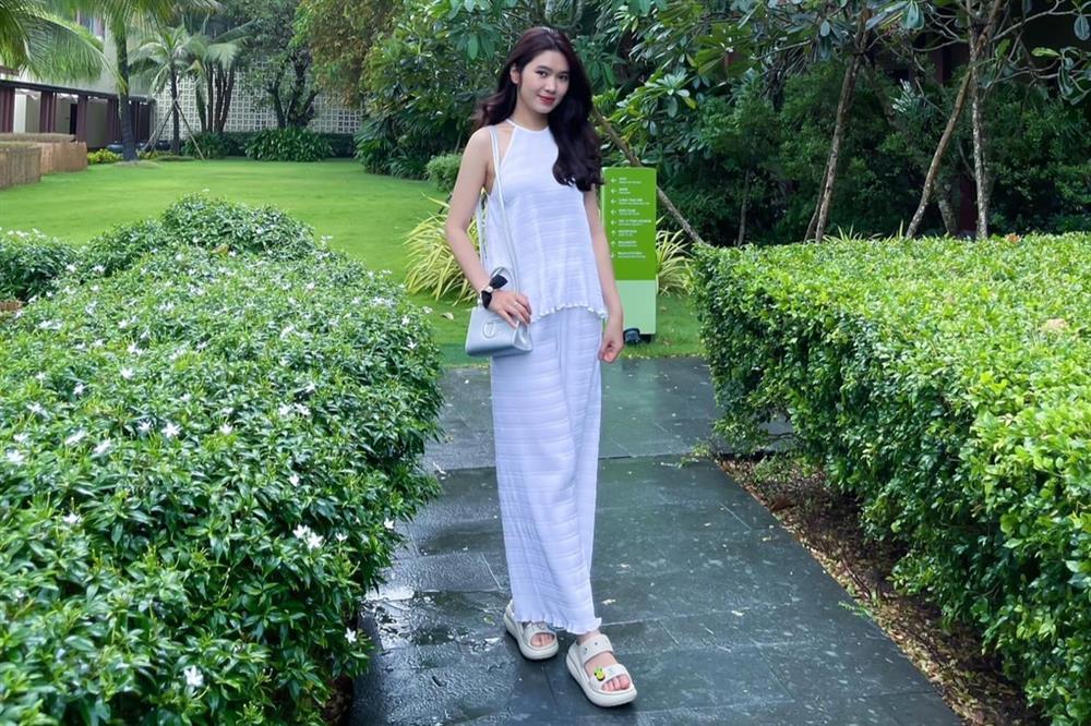 Vợ trung vệ Huỳnh Tấn Sinh: Xinh như hot girl, là nhân viên văn phòng-4