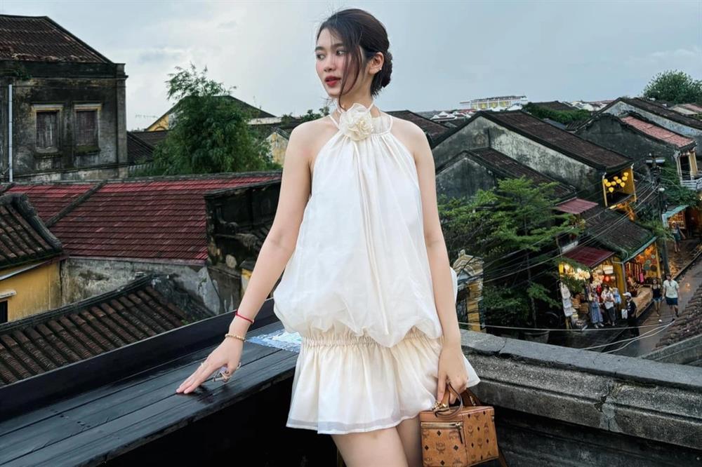 Vợ trung vệ Huỳnh Tấn Sinh: Xinh như hot girl, là nhân viên văn phòng-6