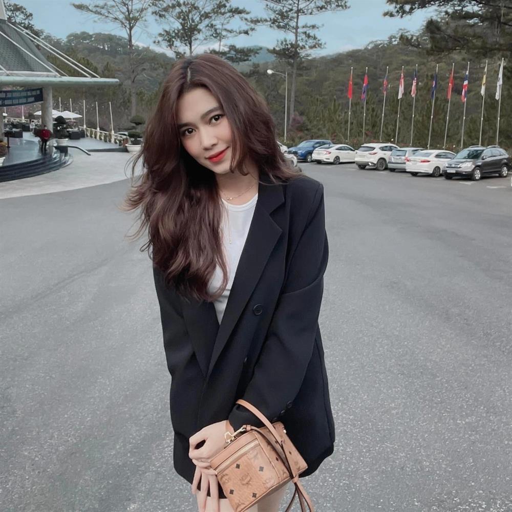 Vợ trung vệ Huỳnh Tấn Sinh: Xinh như hot girl, là nhân viên văn phòng-7