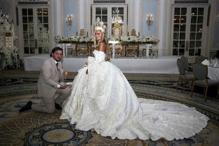 Cô dâu chi hơn 16.500 USD cho bánh cao gần 4m trong đám cưới cổ tích-1