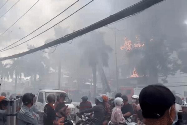 Cháy quán cà phê ở TP.HCM, khách nháo nhào bỏ chạy-5