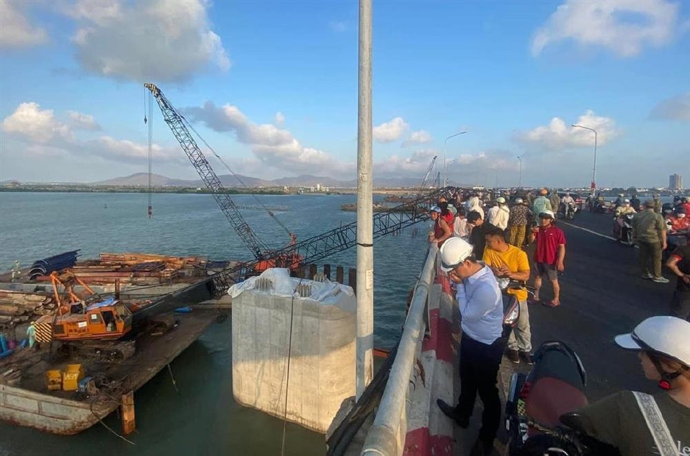 Điều tra vụ cần cẩu đổ sập đè người đi xe máy tử vong-2