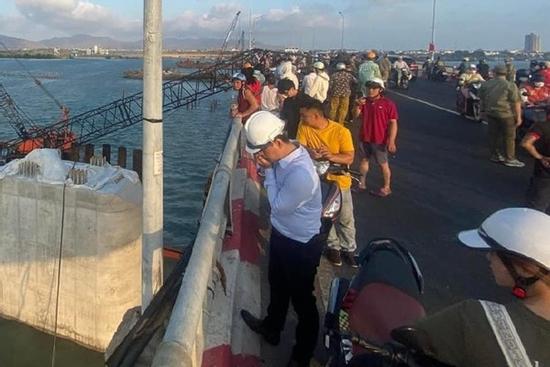 Điều tra vụ cần cẩu đổ sập đè người đi xe máy tử vong