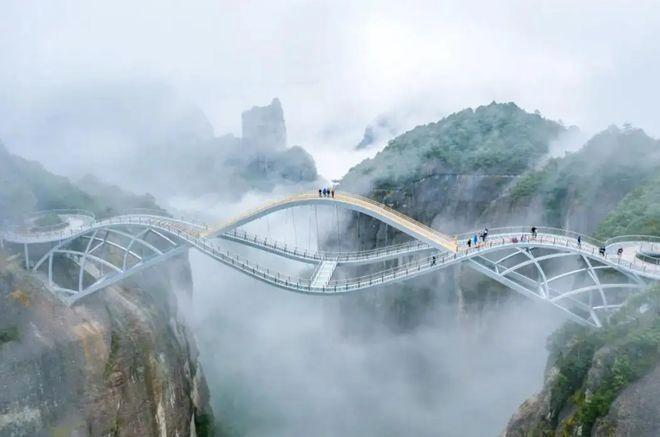 Cầu kính độc lạ uốn lượn giữa trời mây ở Trung Quốc-5