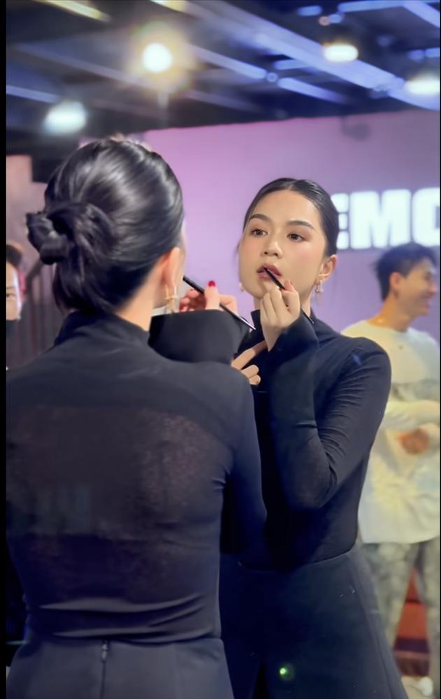 Ngọc Trinh tăng cân, gu thời trang kín cổng cao tường hiếm có sau biến cố-6