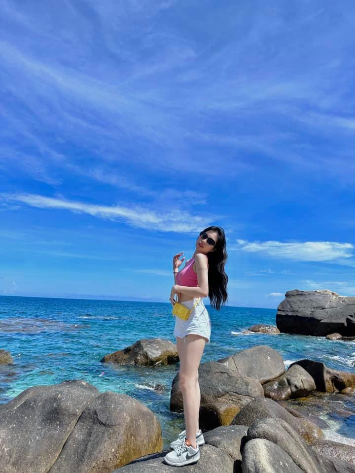 3 cô em gái xinh đẹp nhà cầu thủ Việt, body nóng bỏng, làn da trắng nõn mặc gì cũng đẹp-13