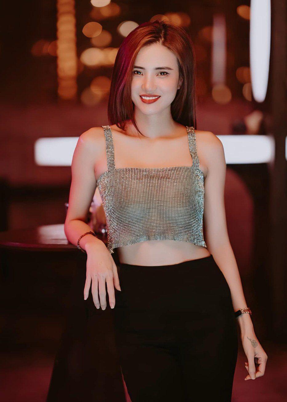 3 cô em gái xinh đẹp nhà cầu thủ Việt, body nóng bỏng, làn da trắng nõn mặc gì cũng đẹp-7