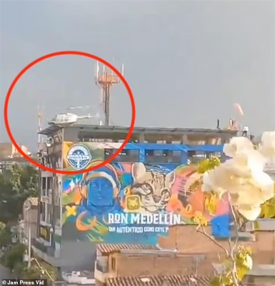 Trực thăng chở khách du lịch rơi mắc vào cột ăng-ten, 6 người thoát chết thần kỳ-1