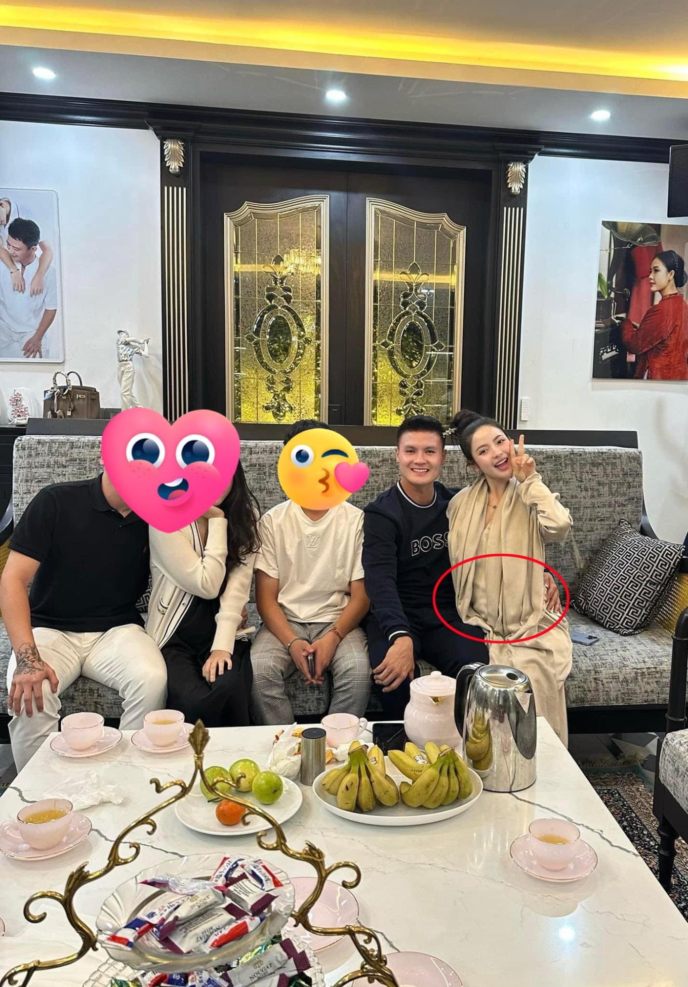 Phủ nhận tin cưới chạy bầu nhưng Chu Thanh Huyền liên tục để lộ vòng 2 nhô cao bất thường?-2