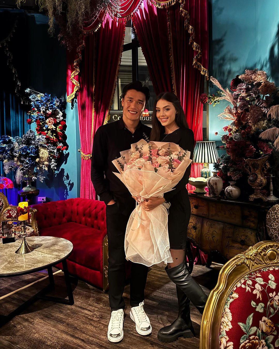 Vợ mẫu Tây gây bất ngờ, tổ chức sinh nhật tại sân bay cho Bùi Tiến Dũng-4