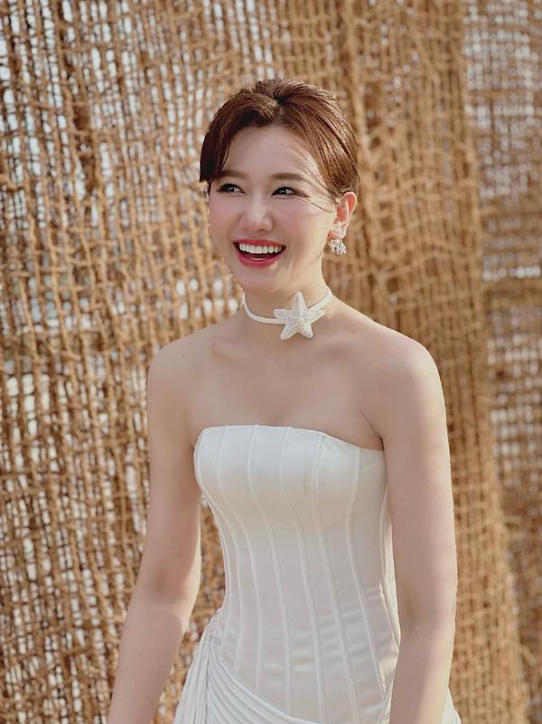 Hari Won khoe ảnh đi chơi cùng Trấn Thành ở Thái Lan nhưng khán giả lại chú ý sắc vóc sau Tết của người đẹp-4