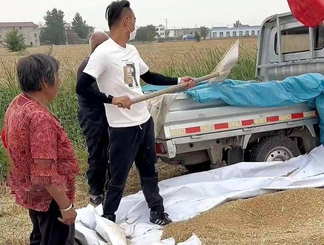 Vợ nhờ chồng mới làm một điều cho bố mẹ chồng cũ khiến nhiều người ngạc nhiên-1