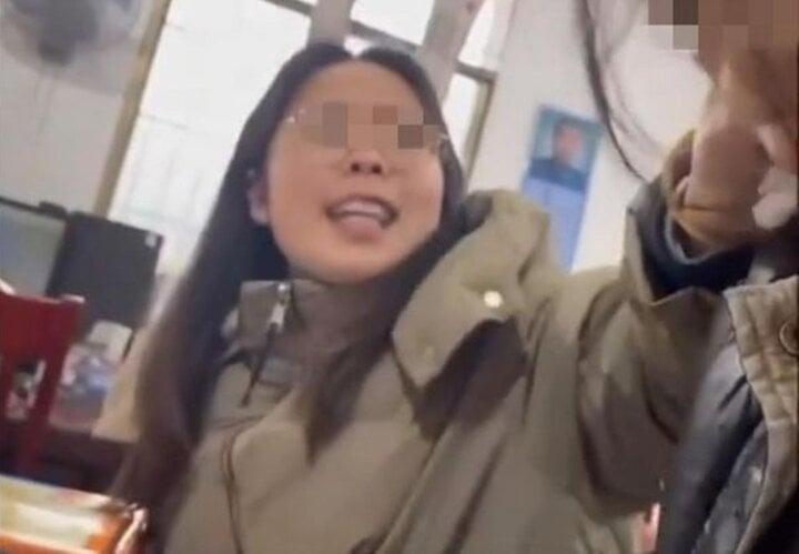 Cô giáo đánh học sinh túi bụi chỉ vì không thuộc bài-2