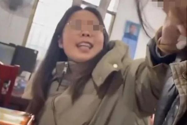 Cô giáo về hưu dạy trên TikTok, ở dưới là loạt bình luận khiếm nhã gây bức xúc của học sinh: Họ đang làm gì vậy?-5