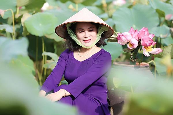 NSƯT Hương Dung lên chức bà ngoại, sống giản dị bình yên