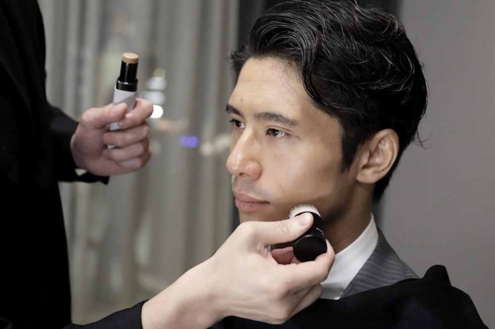 Để có bạn gái, nam giới rộ mốt thuê người trang điểm trước khi đi hẹn hò-2