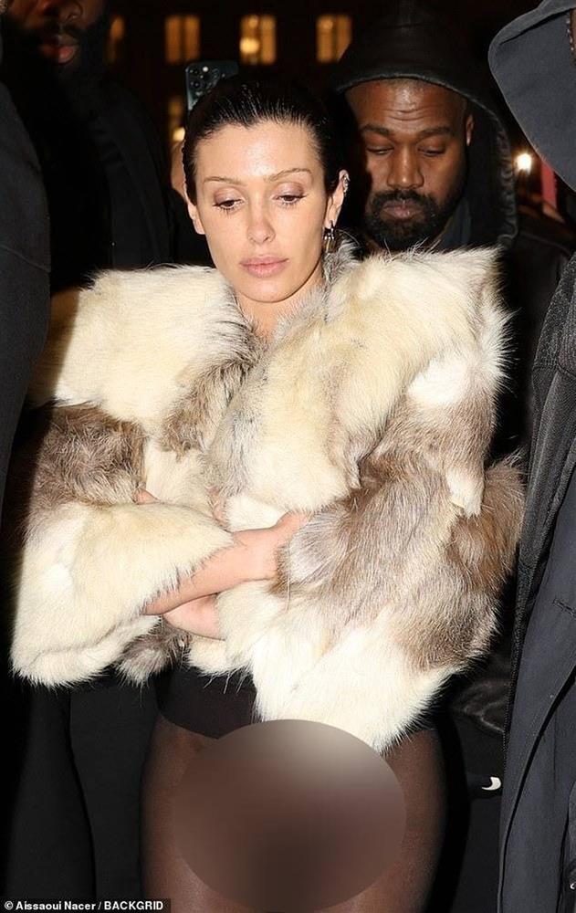 Vợ rapper Kanye West có thể bị phạt tù vì mặc quần tất xuyên thấu xuống phố-1