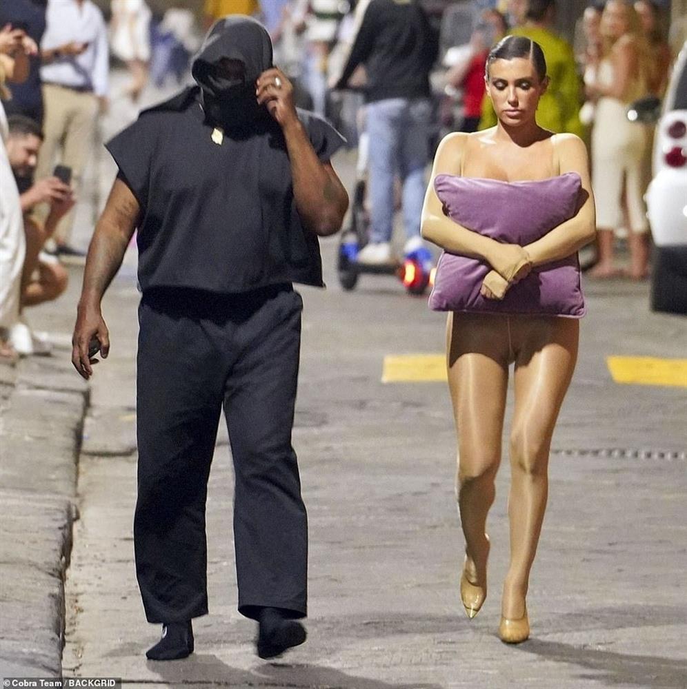 Vợ rapper Kanye West có thể bị phạt tù vì mặc quần tất xuyên thấu xuống phố-2