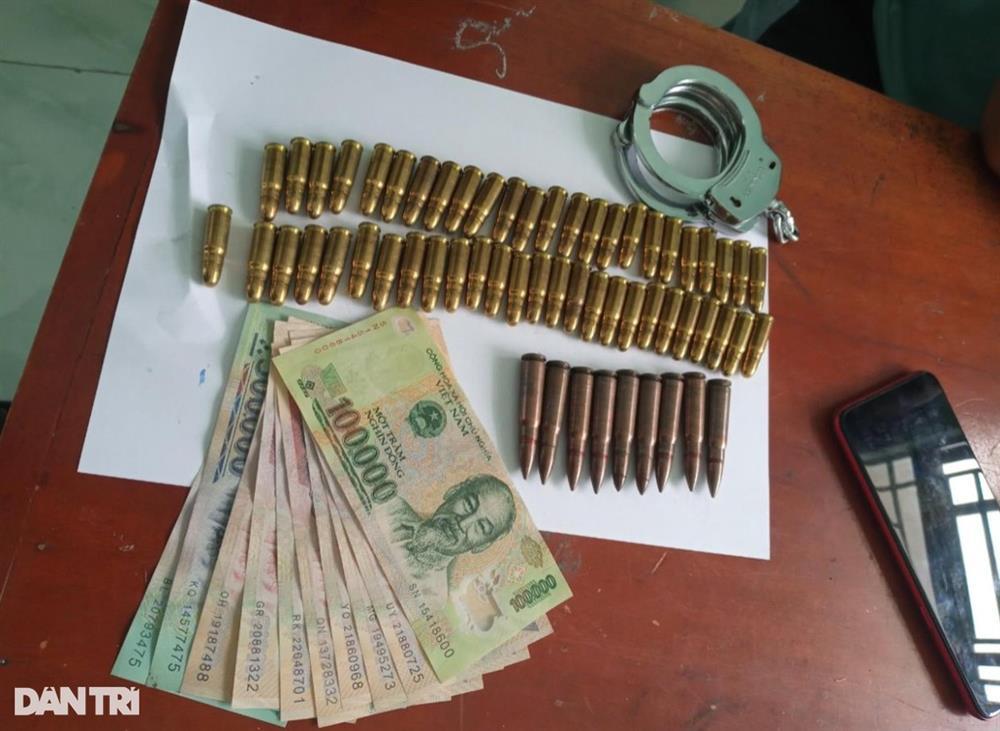 Phát hiện 59 viên đạn và còng số 8 trong cốp xe đối tượng nghi lừa đảo-1