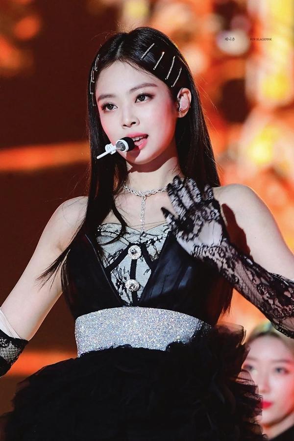 Jennie vừa lên chức CEO lập ngay kỷ lục: Nữ idol Kpop đầu tiên có MV solo đạt 1 tỷ view-3