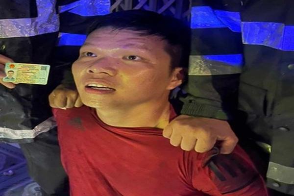 Người đàn ông đánh cảnh sát khi bị nhắc nhở đậu xe lấn lòng đường-2