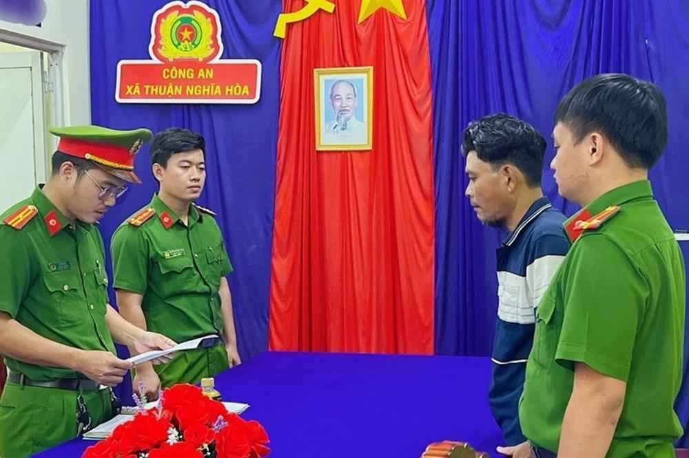 Người đàn ông đánh cảnh sát khi bị nhắc nhở đậu xe lấn lòng đường-1