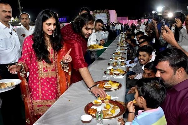 Có gì trong tiệc cưới xa hoa của con trai người giàu nhất Ấn Độ?-2